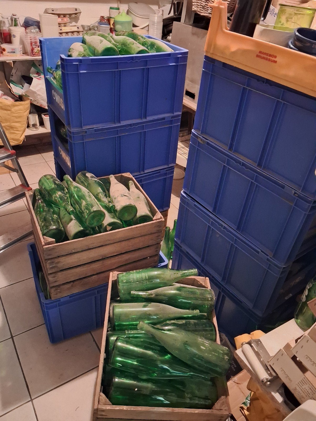 Grote partij lege groene wijnflessen, Ophalen