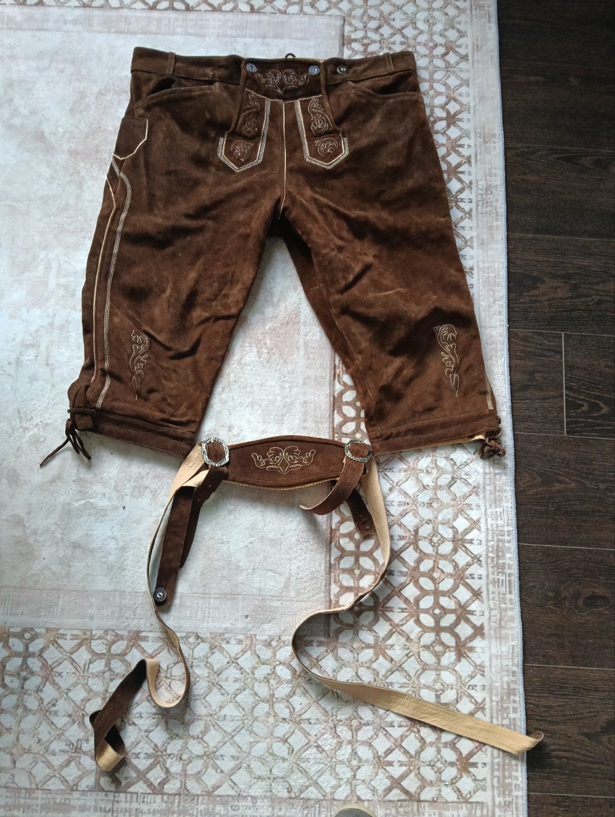 Foto 2 van Bruine Lederhose met bretels - Oktoberfest kleding