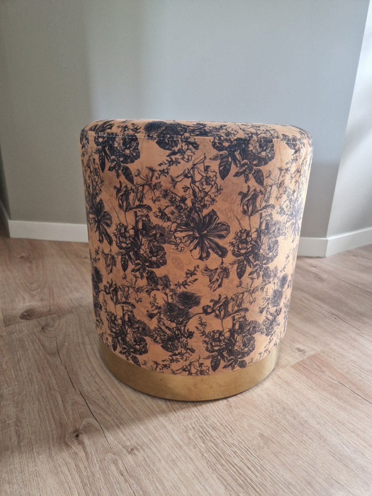 Essenza Poef met Bloemenprint - Zo goed als nieuw, Huis en Inrichting, Banken | Voetenbanken en Poefen, Ophalen, Minder dan 50 cm