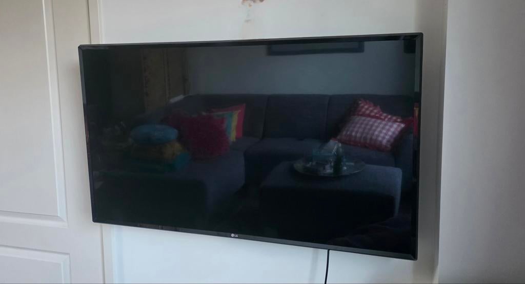 LG 43 inch Smart TV (scherm defect) incl. muurbeugel, Audio, Tv en Foto, Televisies, Ophalen