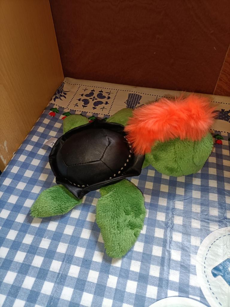 Suki Punk schildpad knuffel met leren schild en oranje haar, Ophalen of Verzenden