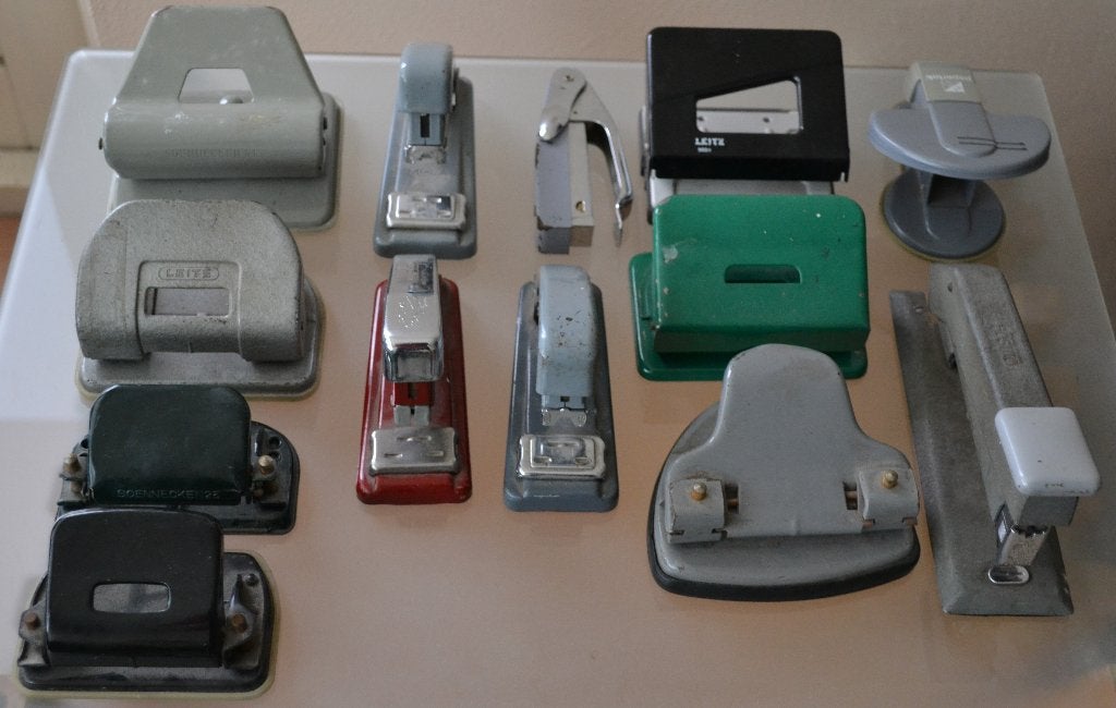 verzameling van 5 oude nietmachines en 7 oude perforators, Ophalen, Gebruikt