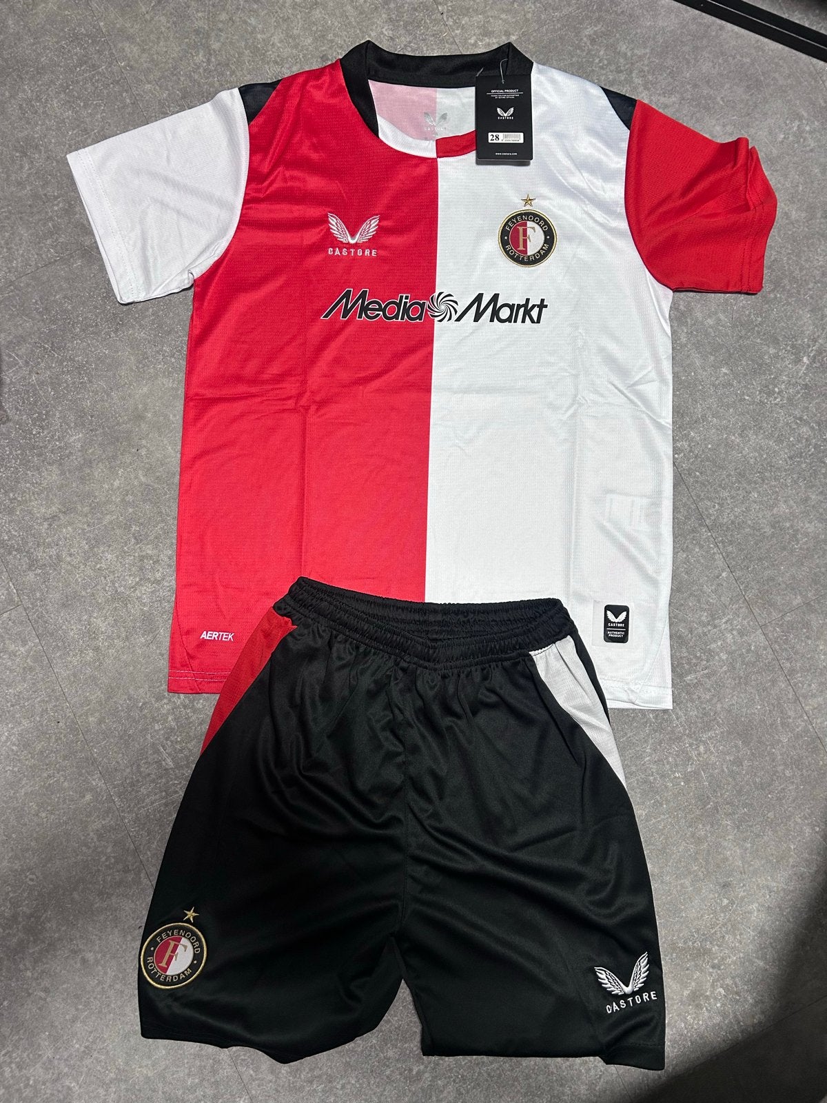 Feyenoord Thuistenue 26/27 voor jonge fans - Maat 98, Kinderen en Baby's, Kinderkleding | Maat 98, Verzenden, Nieuw, Jongen of Meisje