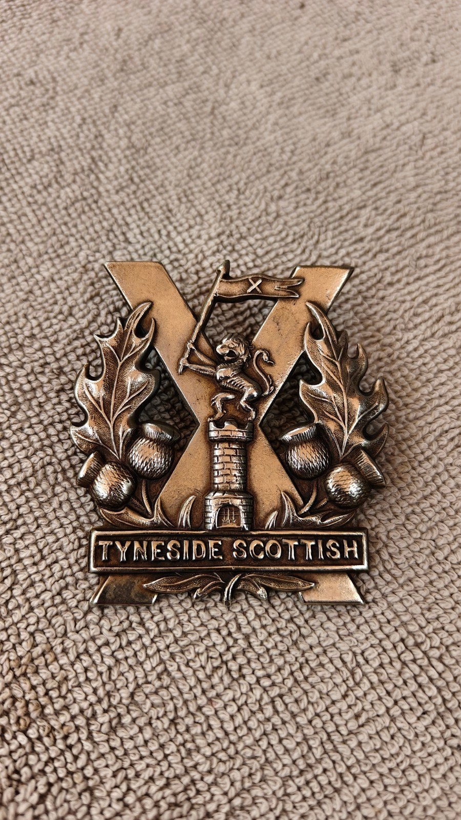 Originele WW1 capbadge Tyneside Scottish., Ophalen of Verzenden, Landmacht, Engeland, Embleem of Badge
