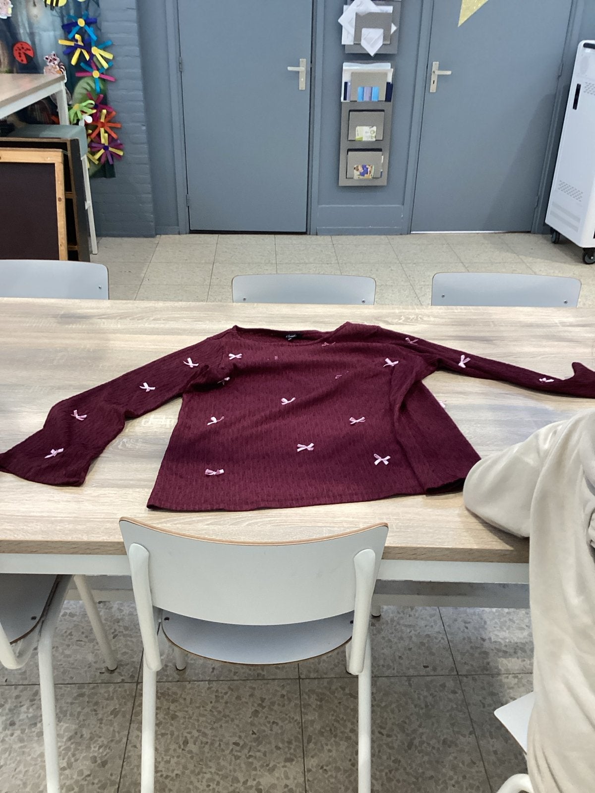 Bordeauxrode trui maat XXL met strikjes - Gratis afhalen, Kleding | Dames, Ophalen of Verzenden, Gedragen, Maat 46/48 (XL) of groter