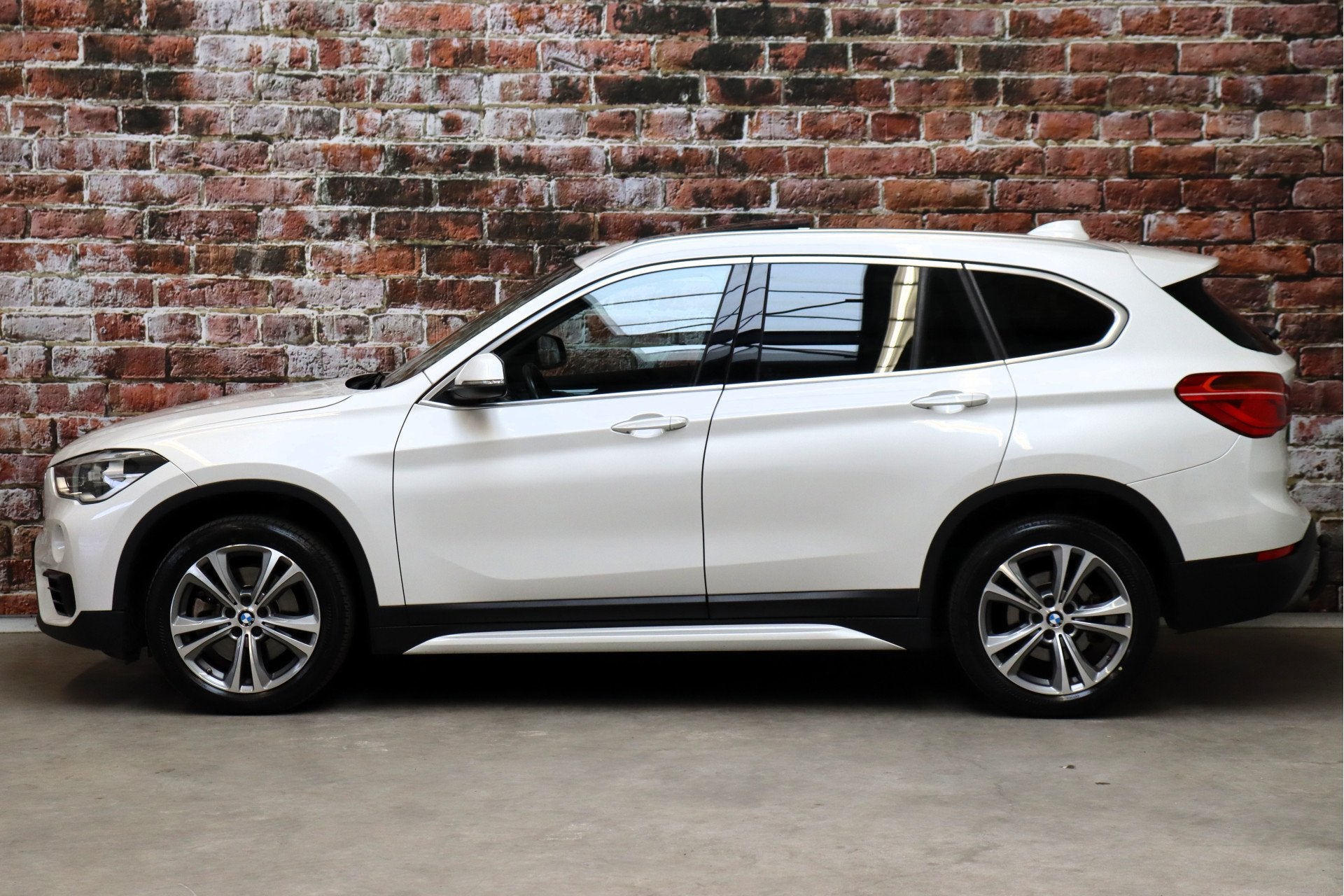 BMW X1 sDrive20i Executive Sport Line Automaat / Navigatie /, Auto's, 1998 cc, Stof, Euro 6, Parkeersensor
