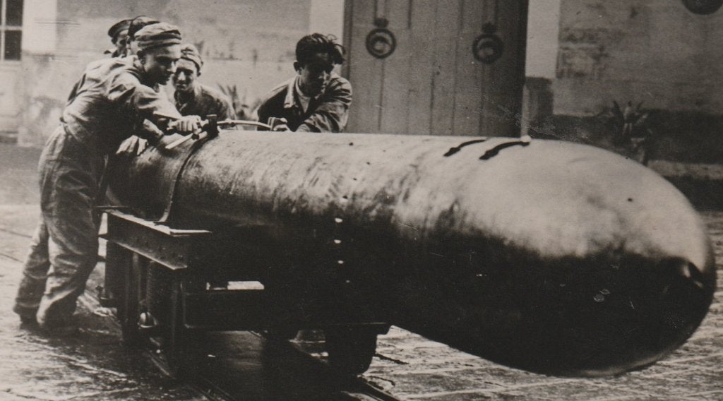Persfoto 28 - Italiaanse militairen vervoeren grote bom 1941, Verzamelen, Ophalen of Verzenden, Marine, Duitsland, Foto of Poster