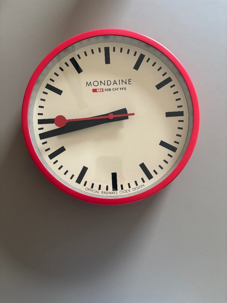 Mondaine wandklok, rode omlijsting, Huis en Inrichting, Wandklok, Stil uurwerk, Analoog, Ophalen of Verzenden