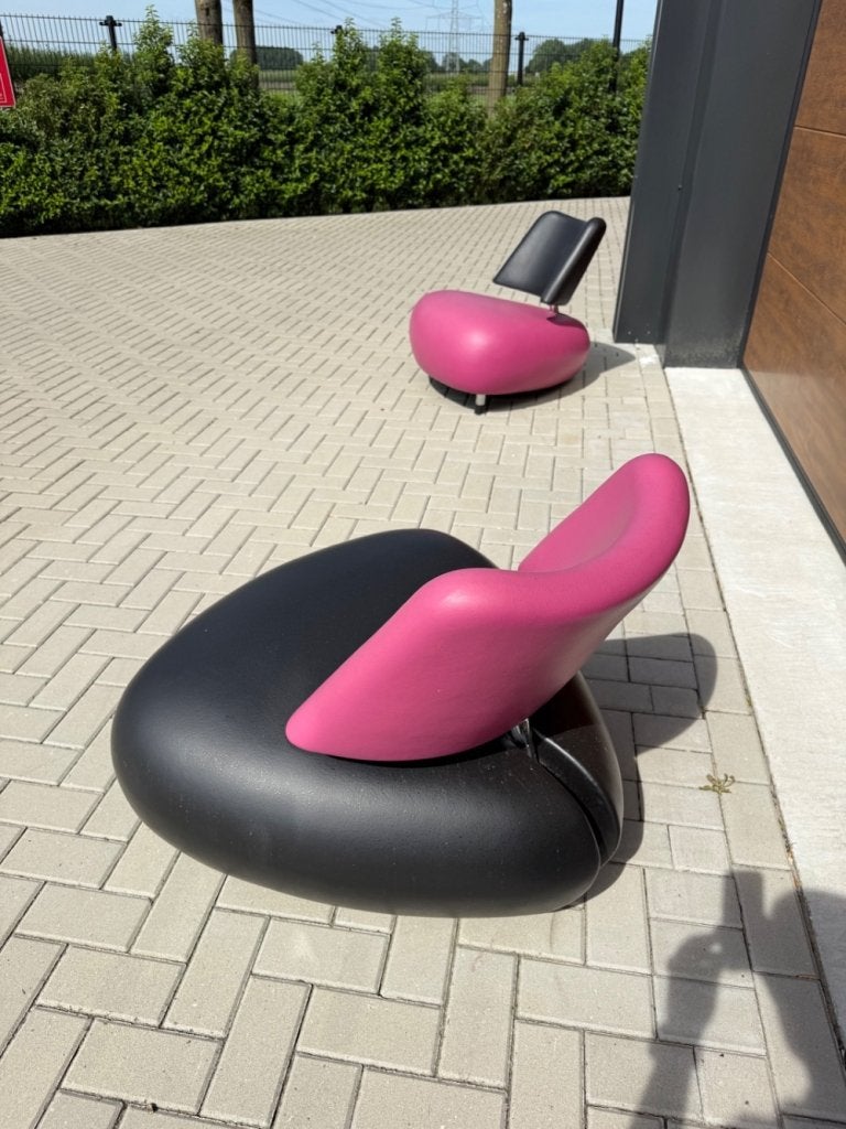 2 Als nieuw Leolux Pallone Outdoor fauteuil roze zwart stoel, Kunststof, Leolux, Info@leolux.nl, 75 tot 100 cm