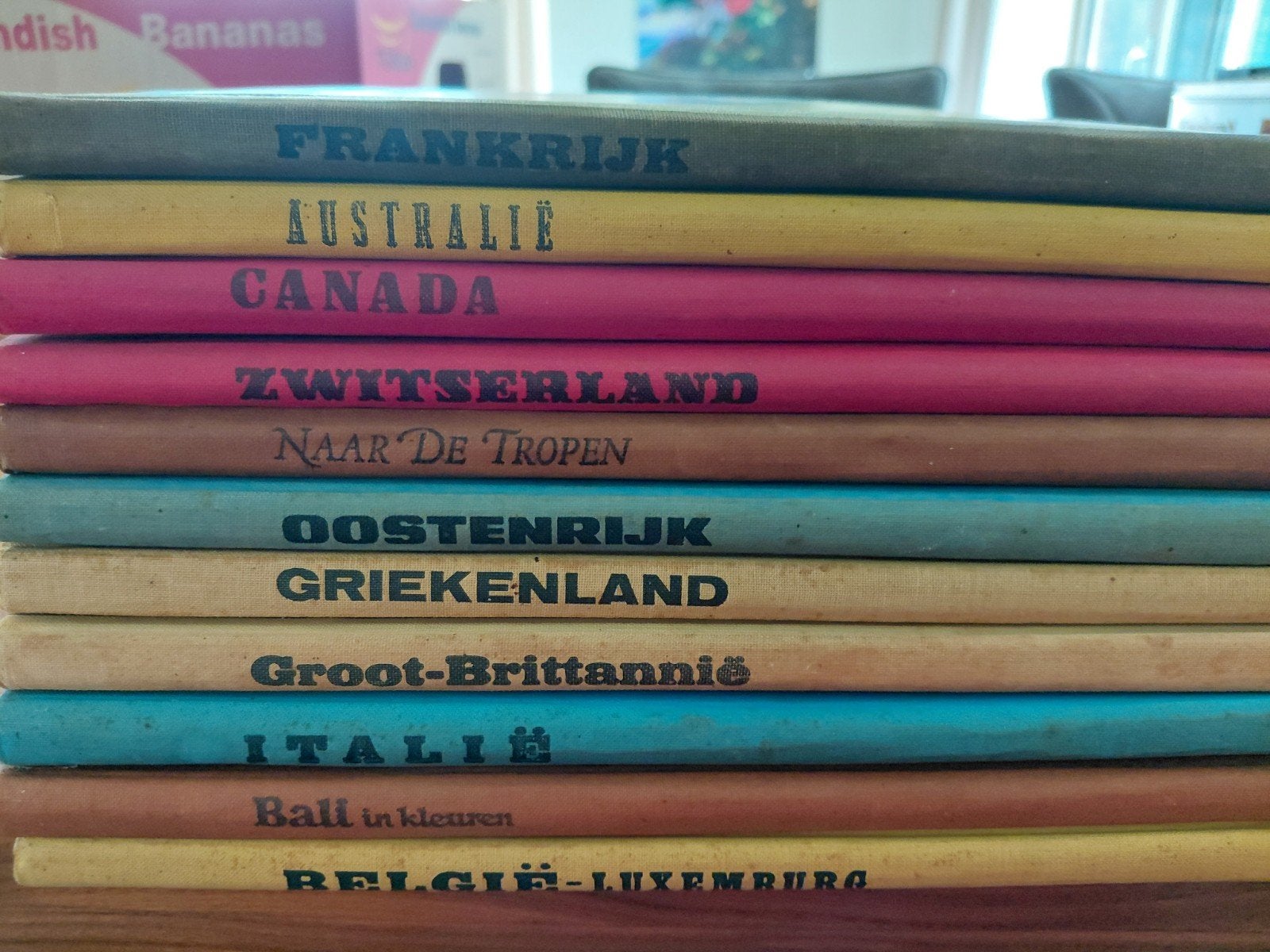 11 "landen" Douwe Egberts, Ophalen of Verzenden, Gelezen