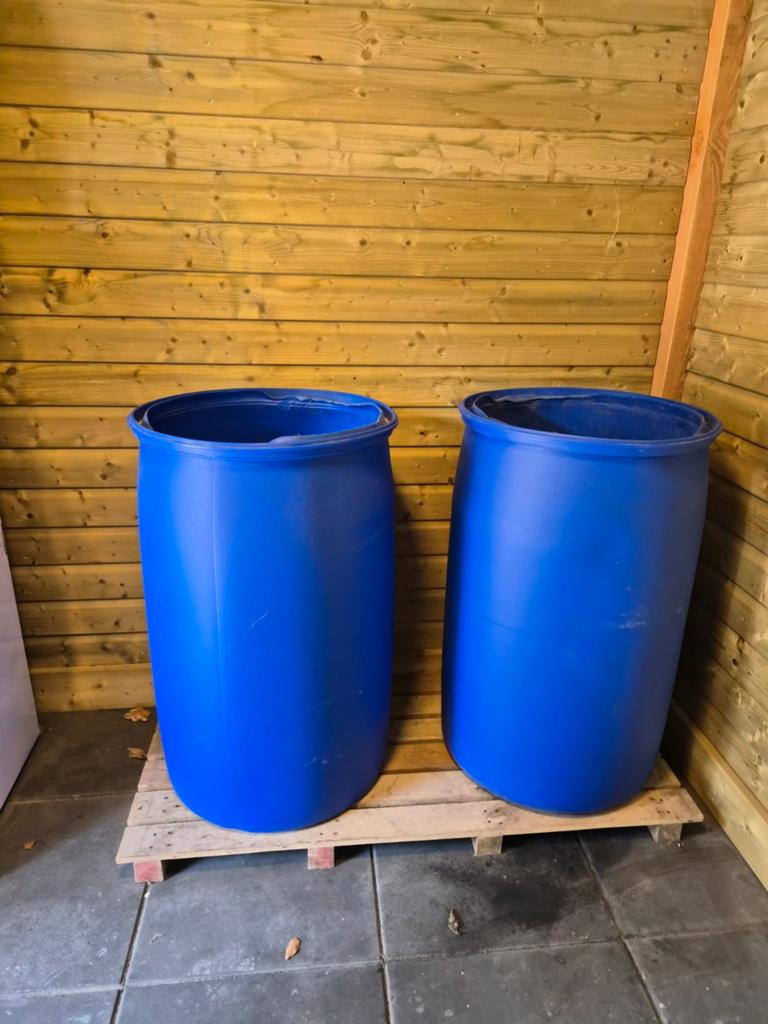 2x Blauwe kunststof vaten - 200 liter incl. Antraciet split, Tuin en Terras, Regentonnen, 150 liter of meer, Ophalen, Gebruikt