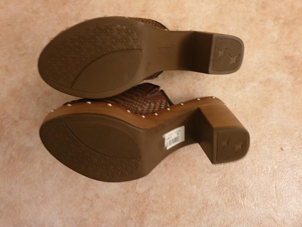 Zomerse slippers - Zo goed als nieuw, Slippers, Bruin, Ophalen of Verzenden, Zo goed als nieuw