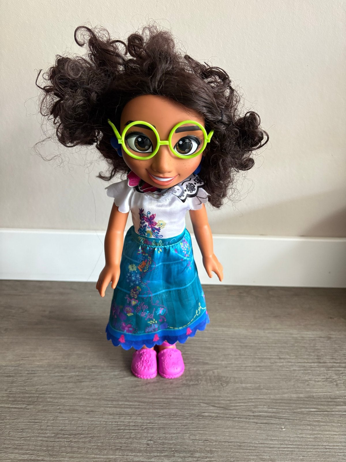 Mirabel pop uit Disney Encanto met bril, Ophalen of Verzenden, Gebruikt, Overige typen