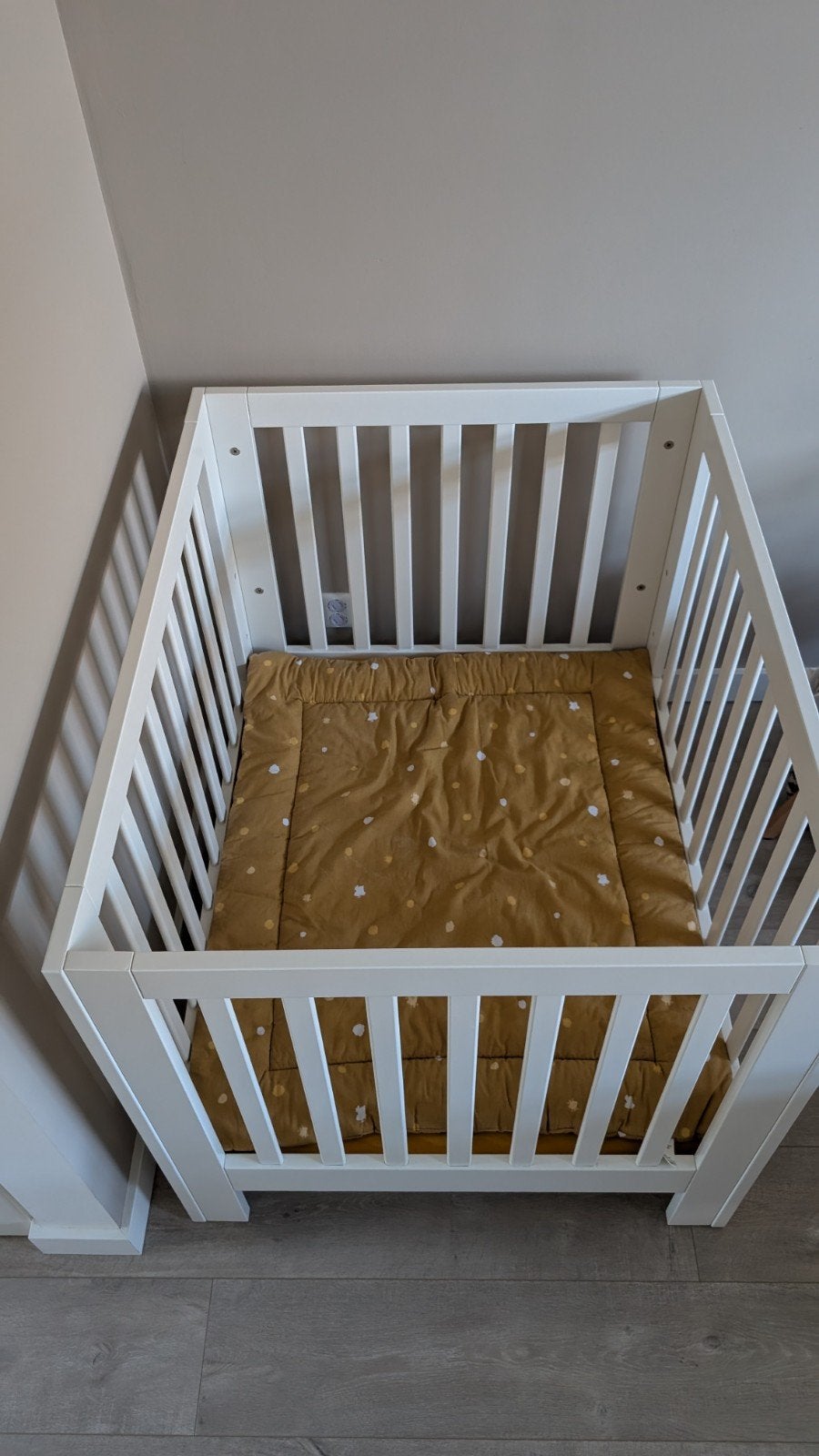 Witte houten box van Kidsmill, Kinderen en Baby's, Boxen, Ophalen, Zo goed als nieuw, Rechthoekig, In hoogte verstelbaar