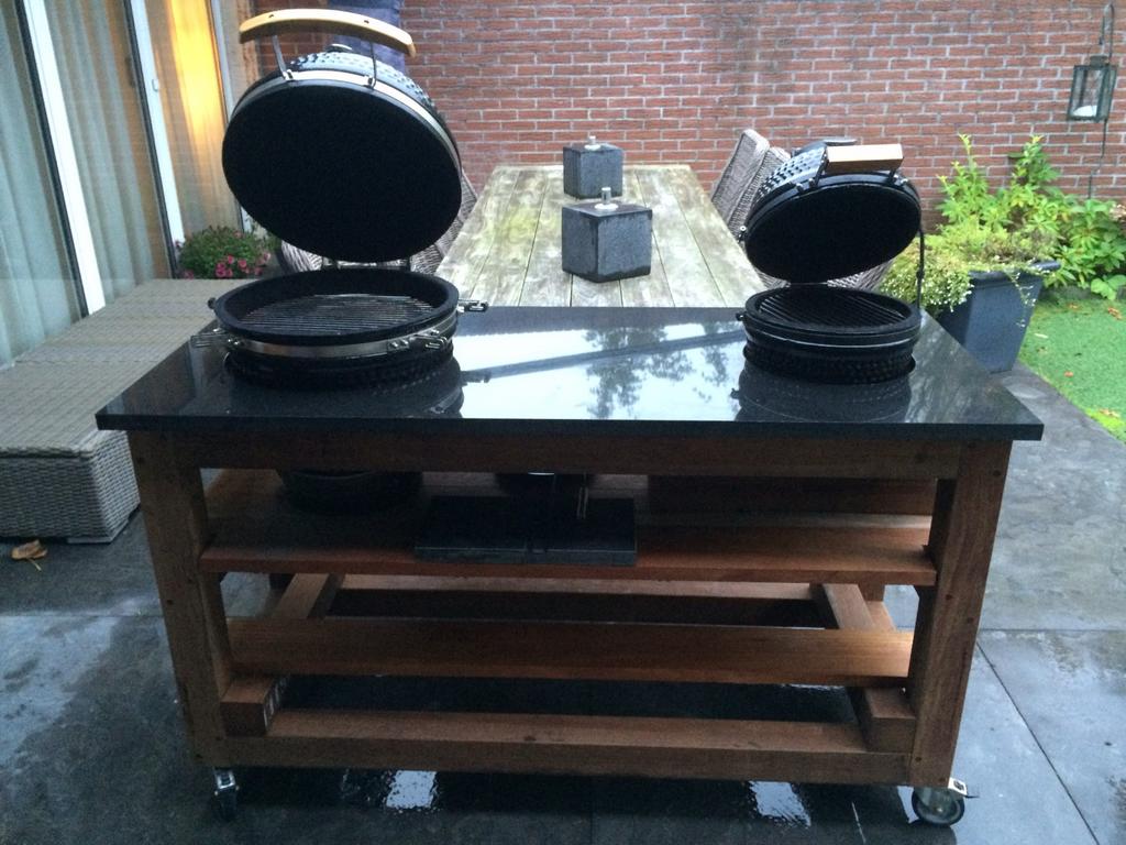BBQ tafel met granieten blad en twee BBQ's, Gebruikt, 50 tot 75 cm, Ophalen of Verzenden, Rechthoekig