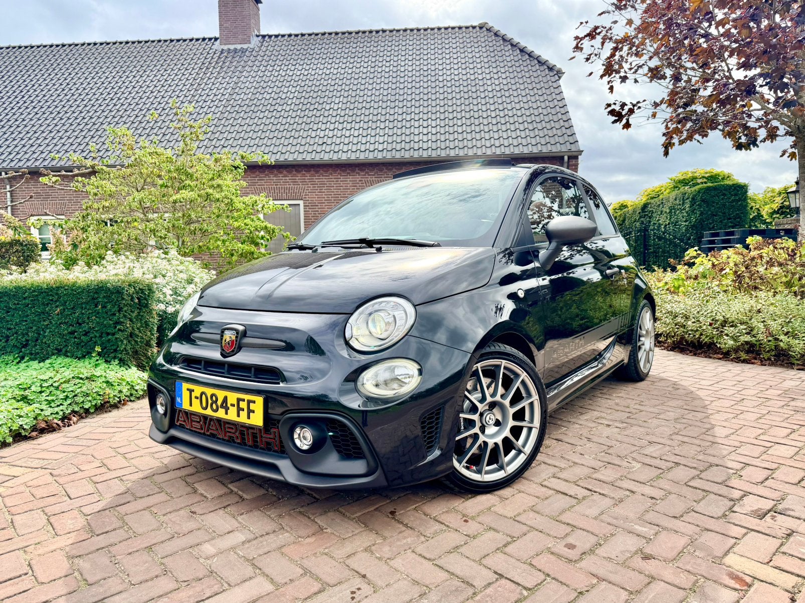 Fiat 500 Abarth Competizione 595, Auto's, 40 €/maand, 4 cilinders, 4 stoelen, Zwart