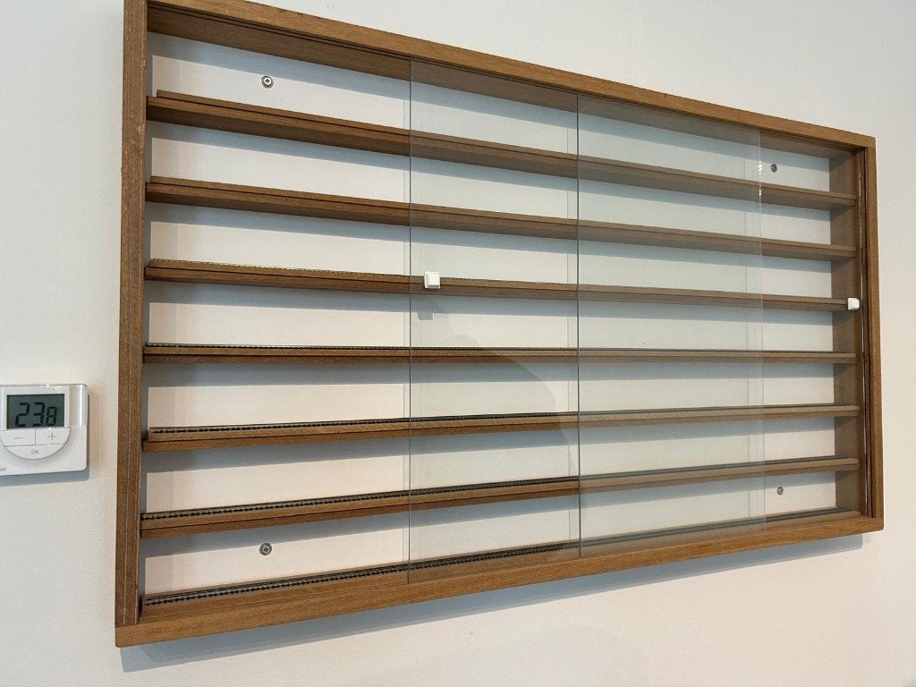 2 wandvitrines tbv N-spoor modeltreinen (glazen deuren), Gelijkstroom of Wisselstroom, Overige typen, Zo goed als nieuw, Ophalen