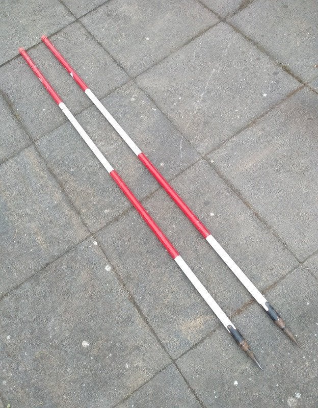 Jalonstokken (2 st.) 200 cm. Hout, geplastific. Stalen punt, Ophalen, Gebruikt, Afstand