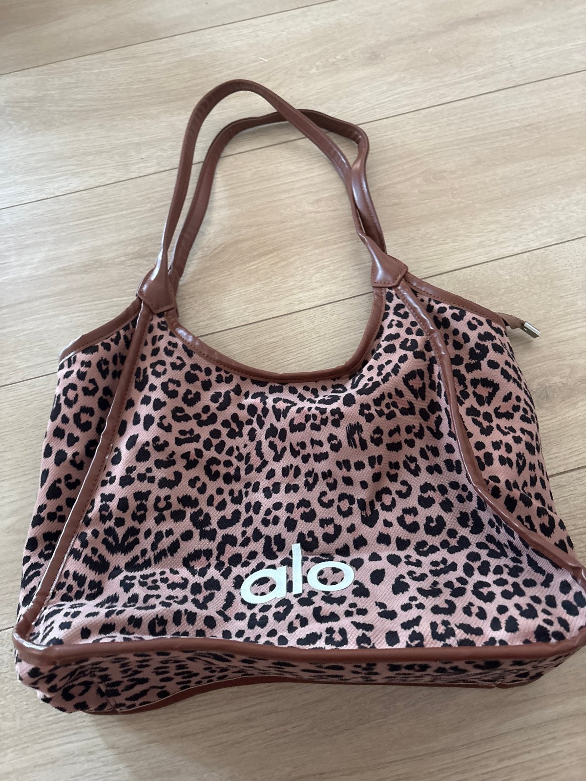 Alo Leopard Print Schoudertas - Zo goed als nieuw, Verzenden, Zo goed als nieuw, Bruin, Schoudertasje