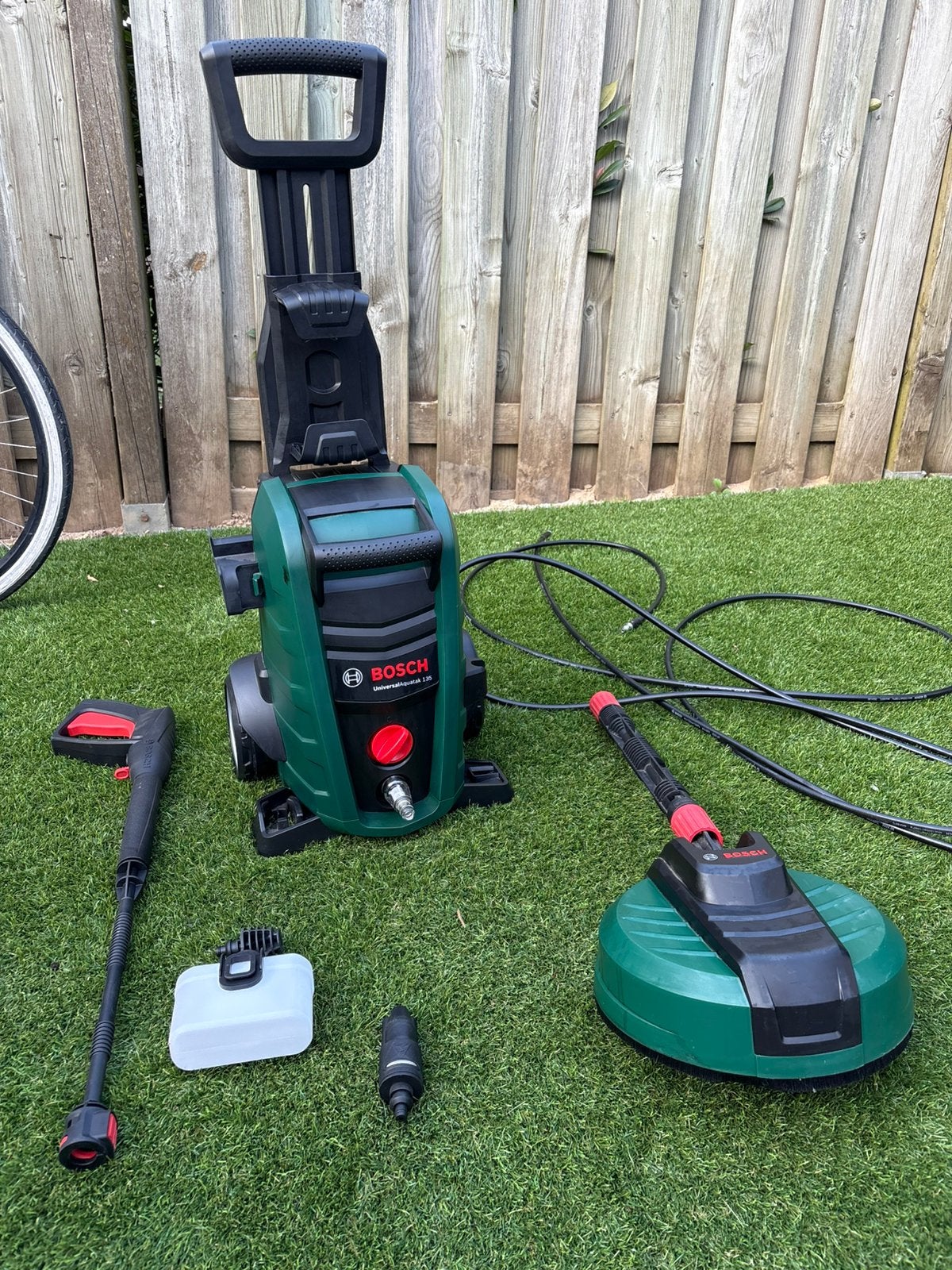 Bosch aquatack 135 als nieuw compleet met terrasteiniger, Ophalen, Zo goed als nieuw, Elektrisch