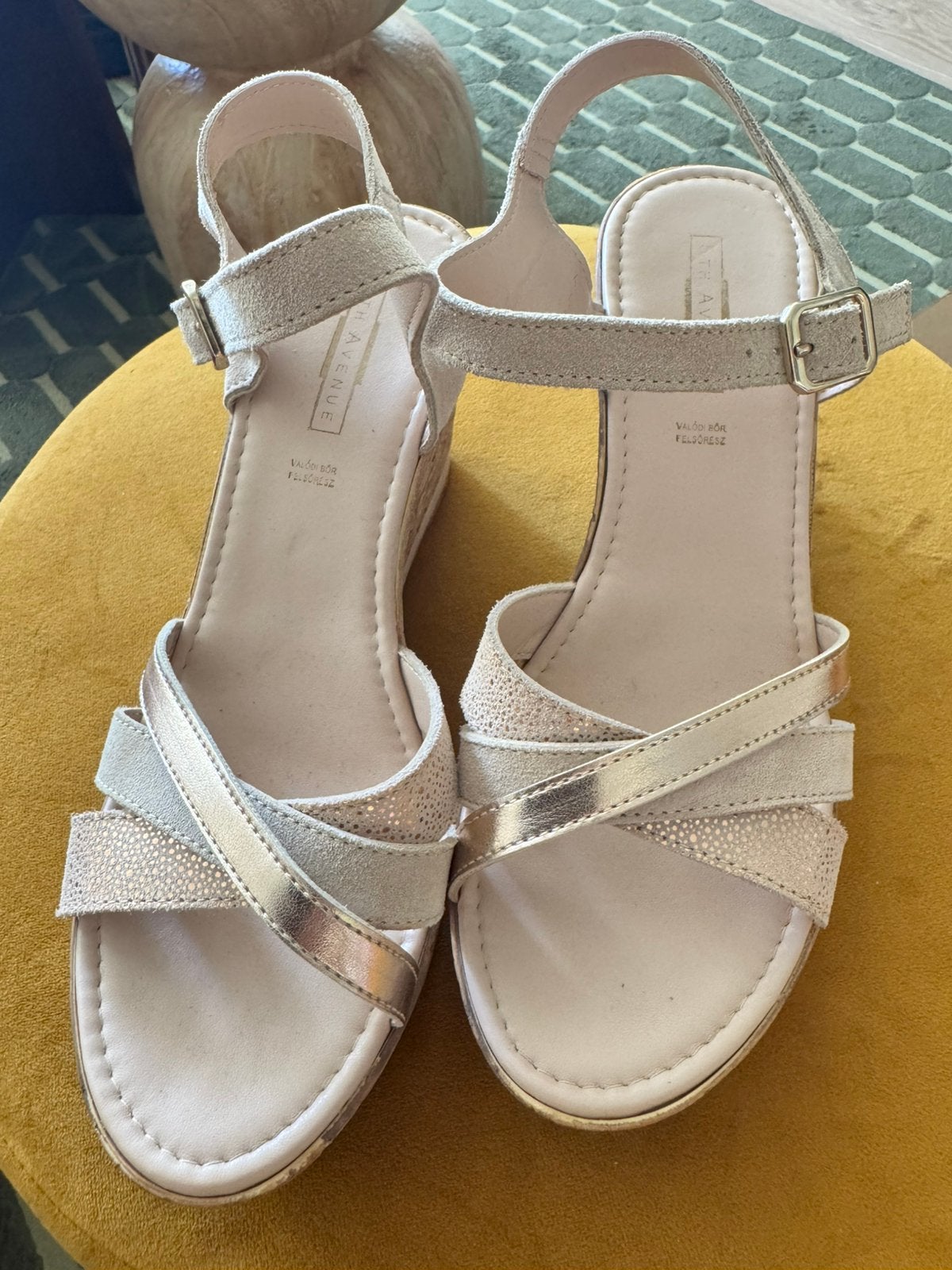 5th Avenue sandaaltjes met sleehak maat 37 zgan, Beige, Zo goed als nieuw, Sandalen of Muiltjes, Ophalen of Verzenden
