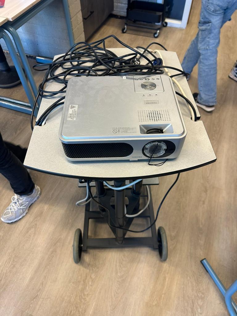 Beamer met tafel, Ophalen, Gebruikt, LED, Tosiba