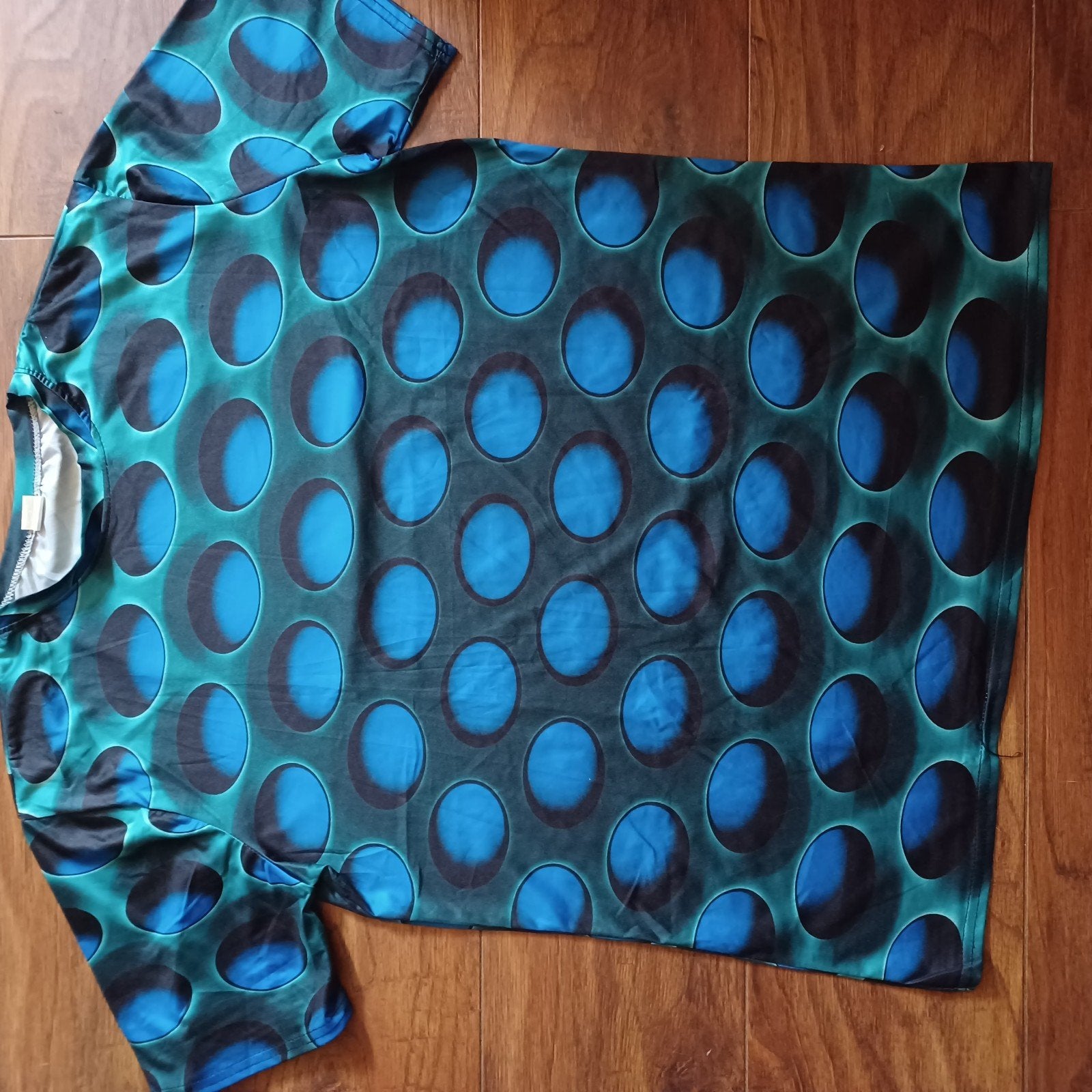 Uniek T-shirt met blauw/groen cirkelpatroon, Ophalen, Gedragen, Blauw