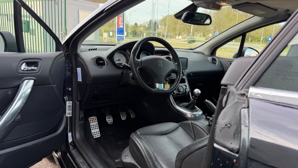 Foto 12 van Peugeot 308 CC 1.6 THP Noir & Blanc (bj 2010)