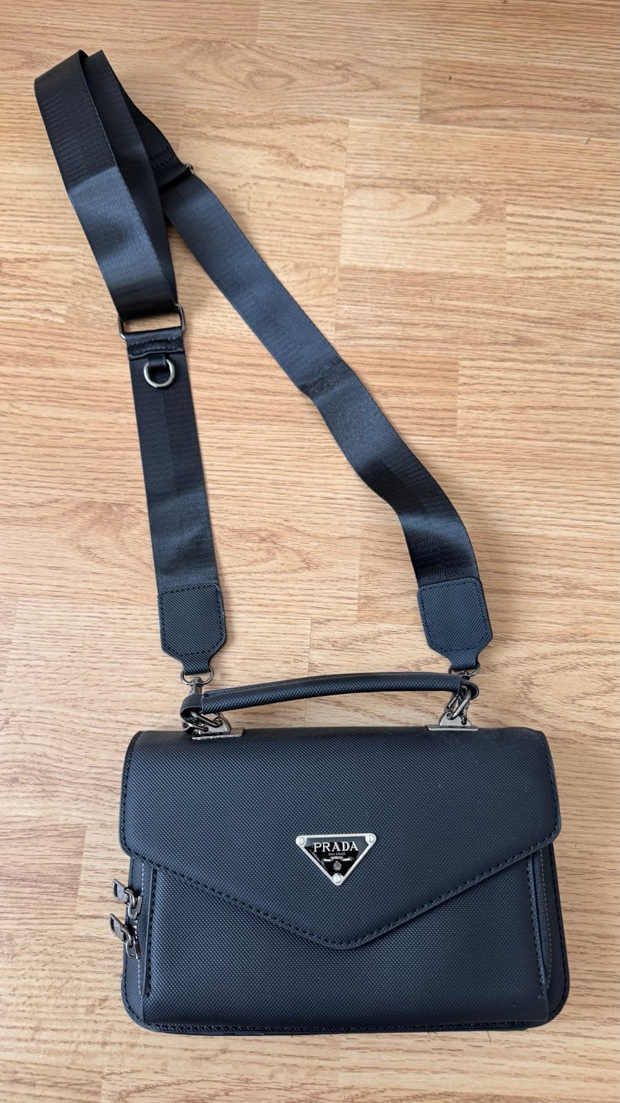 Prada schoudertasje zwart, Ophalen of Verzenden, Zo goed als nieuw, Zwart, Schoudertasje