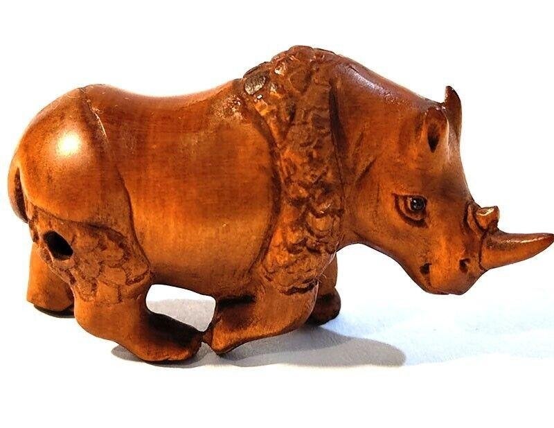 Kleine houten Netsuke van een Neushoorn, Antiek en Kunst, Kunst | Niet-Westerse kunst, Hout, Bruin, Ophalen of Verzenden, Netsuke