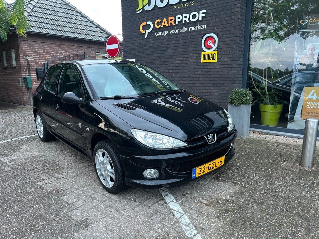 Peugeot 206 1.4 GENERATION, Voorwielaandrijving, 31 €/maand, 4 cilinders, Zwart
