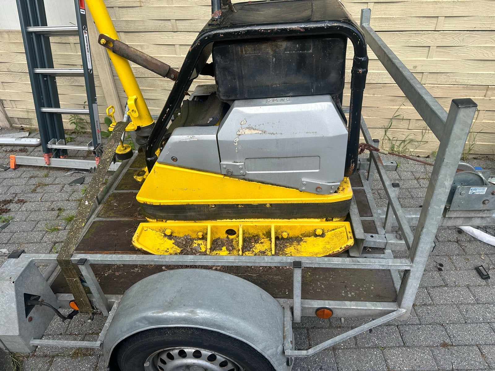 Trilplaat wacker met aanhanger - Perfect voor bestrating, Doe-het-zelf en Verbouw, Gereedschap | Overige machines, Ophalen of Verzenden
