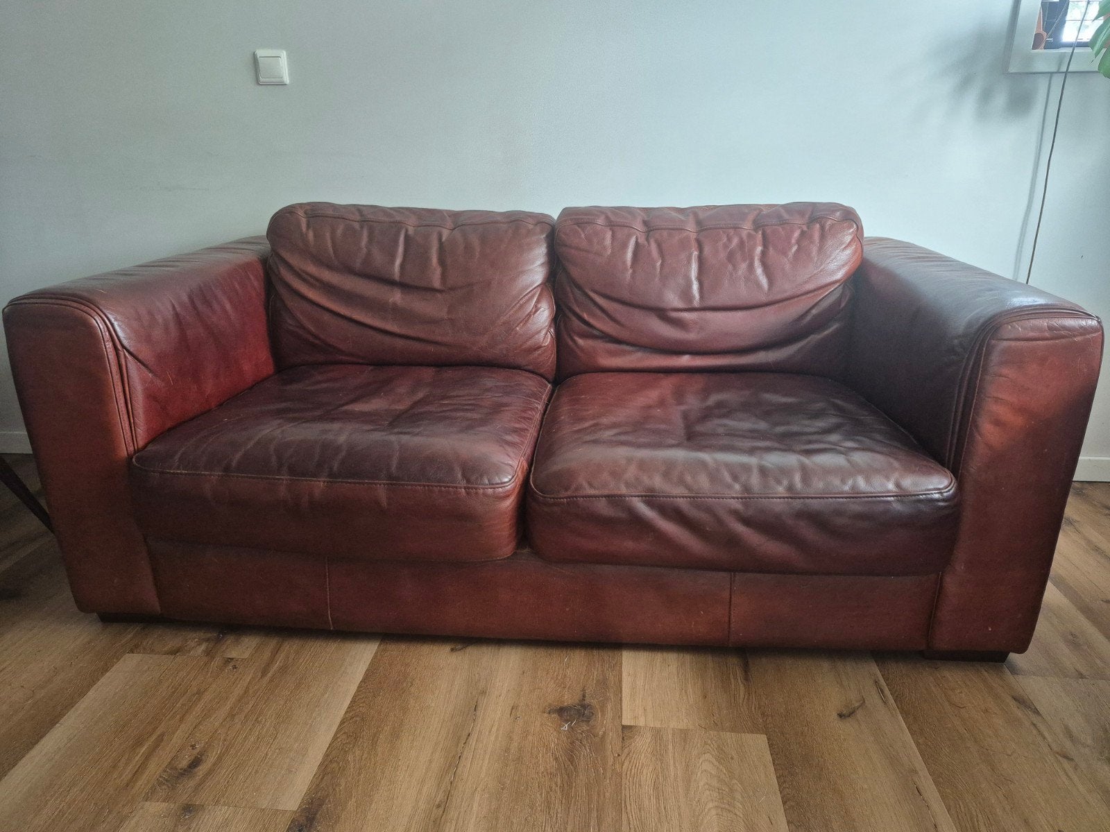 Henders & Hazel 2-zits bank roodbruin leer, Huis en Inrichting, Ophalen, Gebruikt, 150 tot 200 cm, Tweepersoons