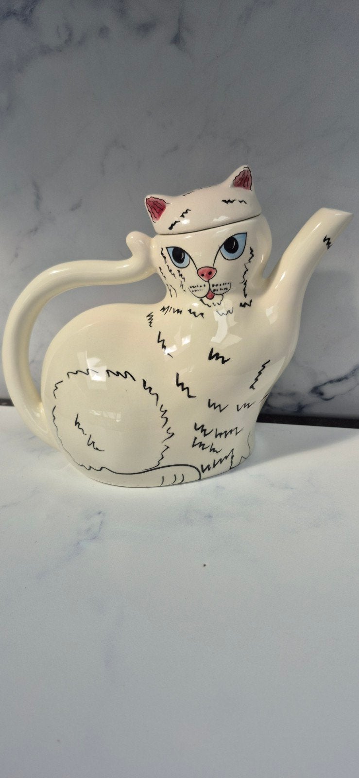 Leuke theepot in de vorm van een poes-kat, Huis en Inrichting, Keuken | Servies, Gebruikt, Keramiek, Overige typen, Ophalen of Verzenden