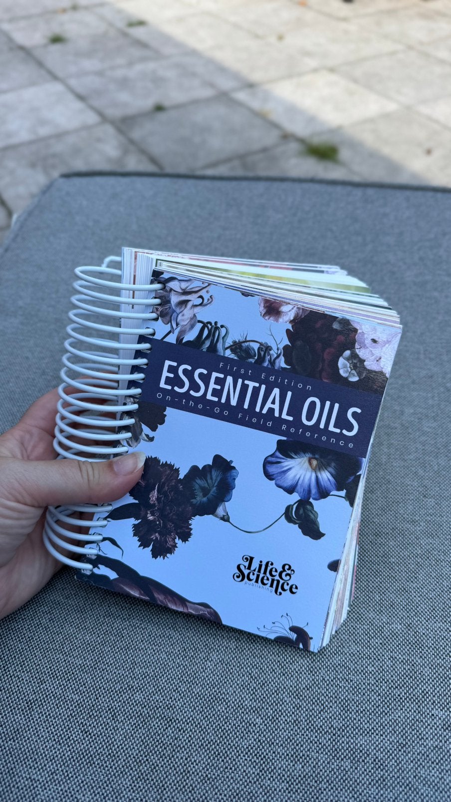 Essential oils on-the-go field reference, Ophalen of Verzenden, Zo goed als nieuw, Overige onderwerpen