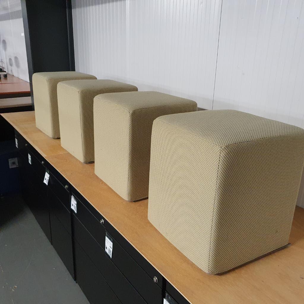 4x Softline poef voetenbankje met gele stof zithoogte 44 cm, Huis en Inrichting, Ophalen, Gebruikt, 125 cm of meer, Stof
