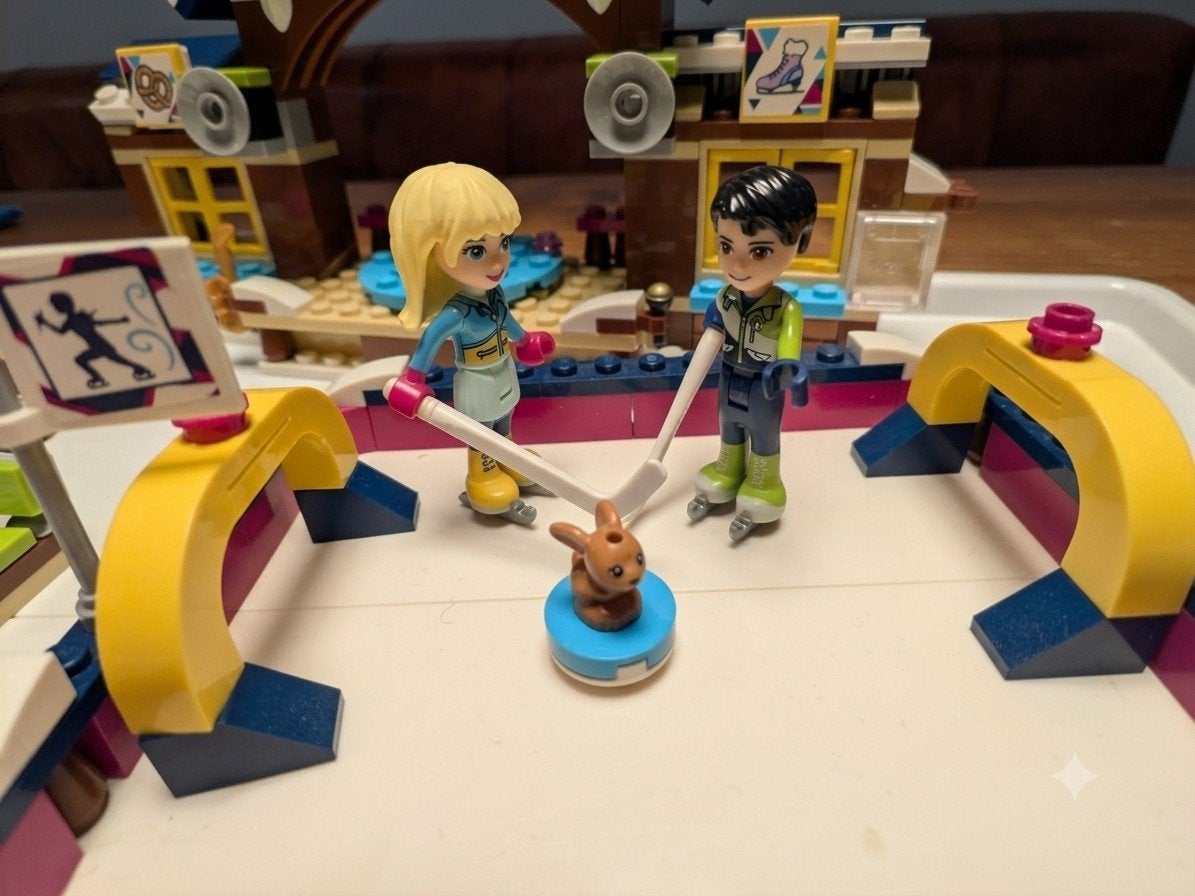 LEGO Friends Snow Resort Schaatsbaan (41322) compleet, Kinderen en Baby's, Lego, Friends, Ophalen of Verzenden, Zo goed als nieuw
