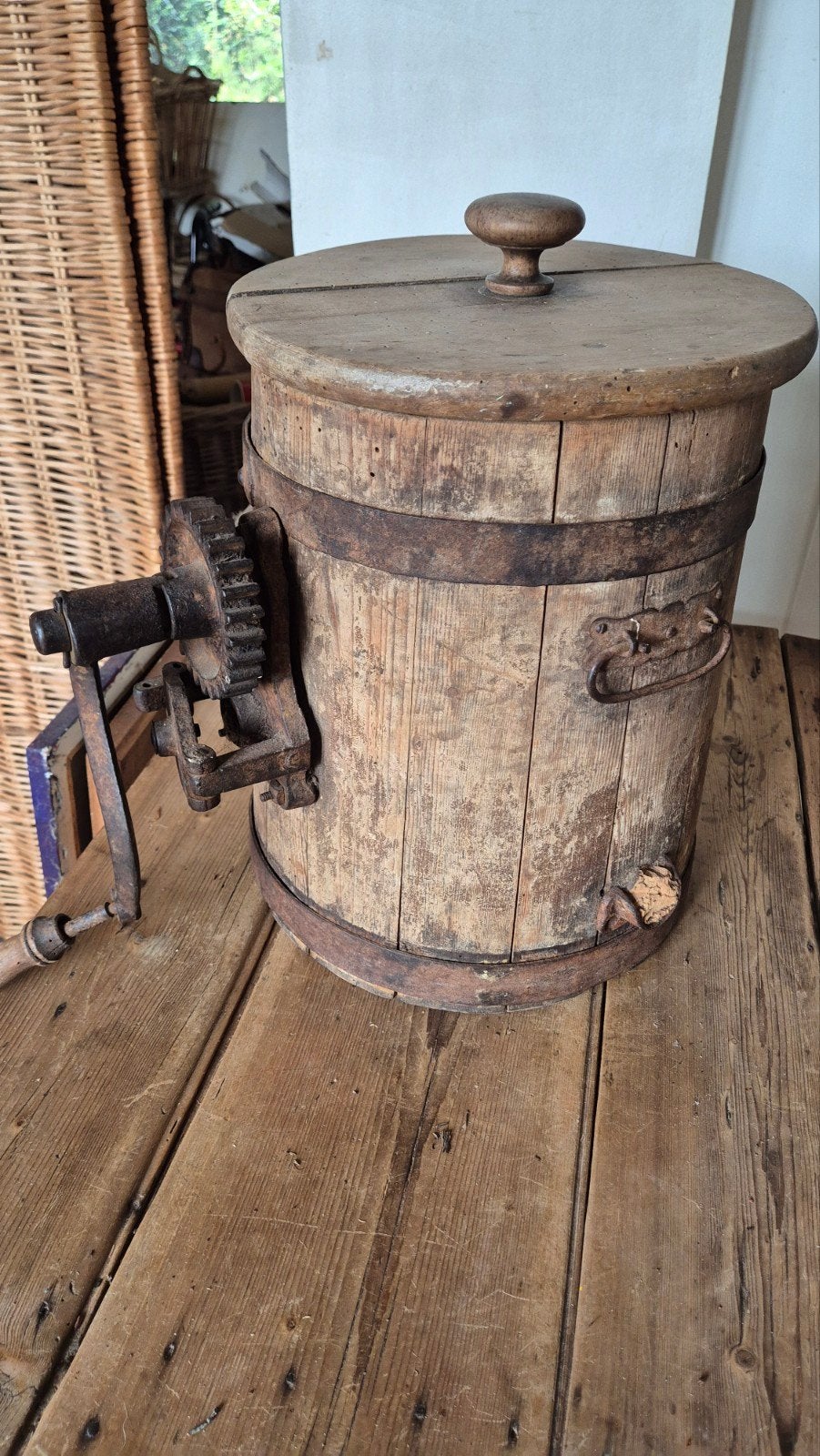 antieke houten emmer, Ophalen