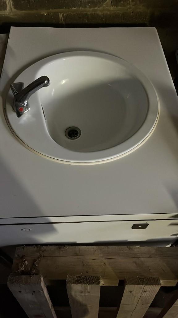 Wastafel met kraan en onderbouw kastje, Huis en Inrichting, Badkamer | Badkamermeubels, Ophalen, Gebruikt, 50 tot 100 cm, Minder dan 100 cm