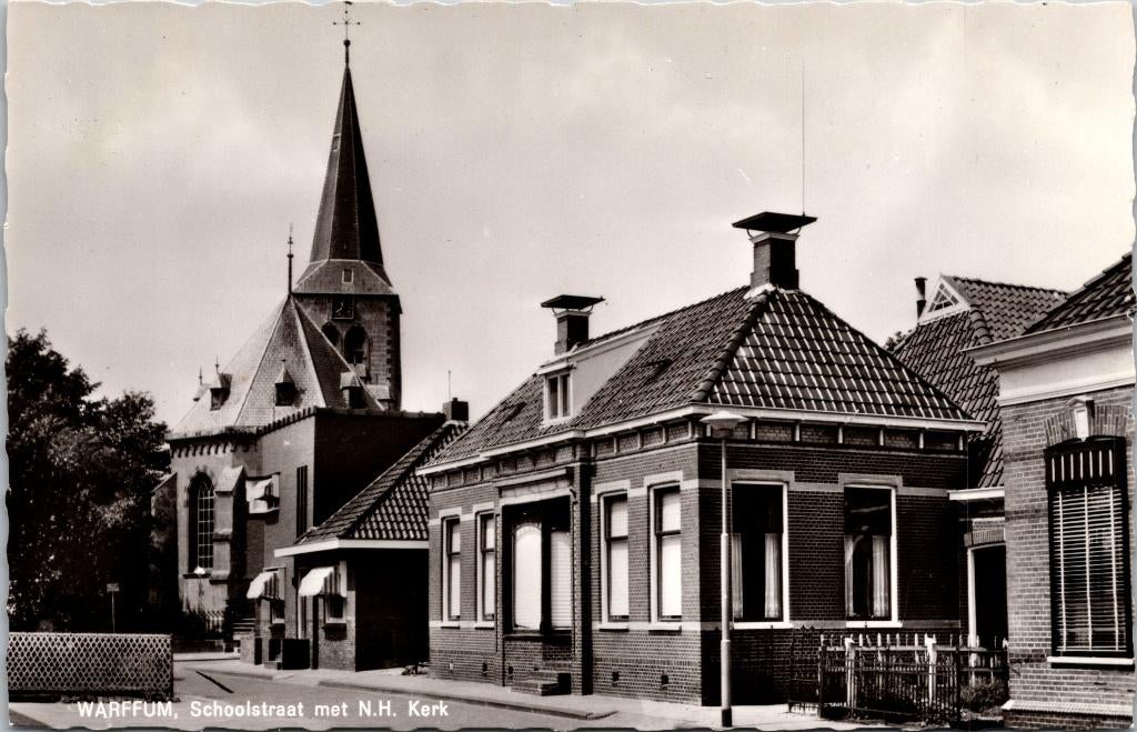 Warffum - Schoolstraat met N.H. Kerk, Verzenden, 1940 tot 1960, Ongelopen, Groningen