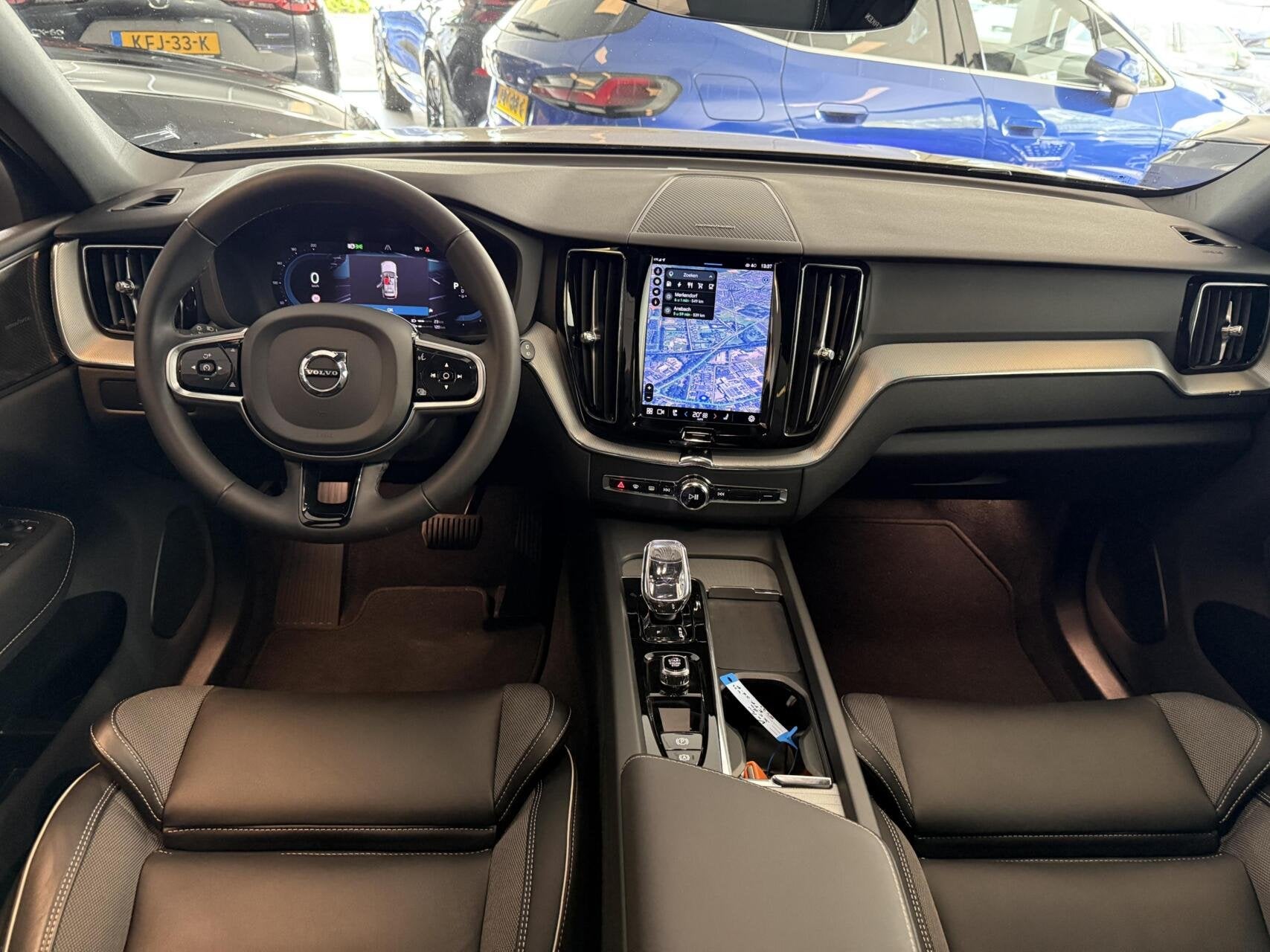 Volvo XC60 2.0 T8 Plug-in hybrid AWD Plus Dark PANO 360 ADAP, Automaat, Dealer onderhouden, Gebruikt, 4 cilinders