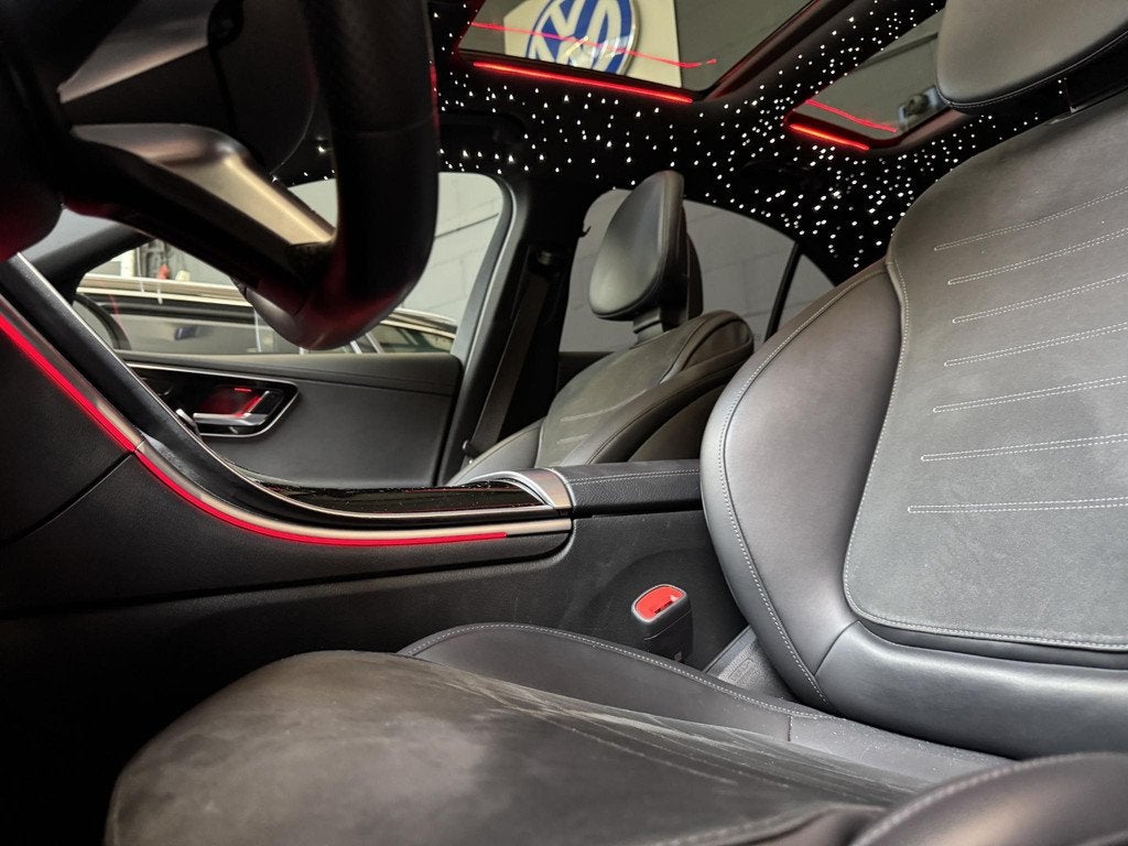 Mercedes-Benz C-Klasse 200 AMG PANO-CAMERA-SFEER-CARPLAY, Zwart, 4 cilinders, 1650 kg, Wit