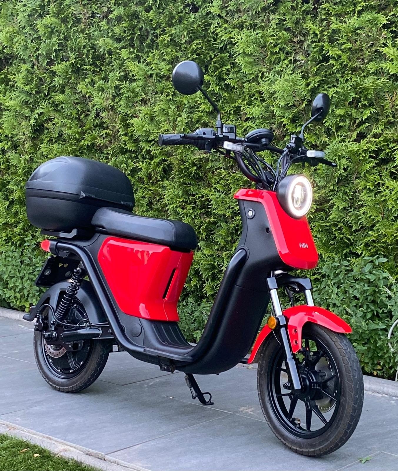 Rode NIU elektrische scooter met topkoffer en alarm, Ophalen, Zo goed als nieuw, Elektrisch, Overige merken