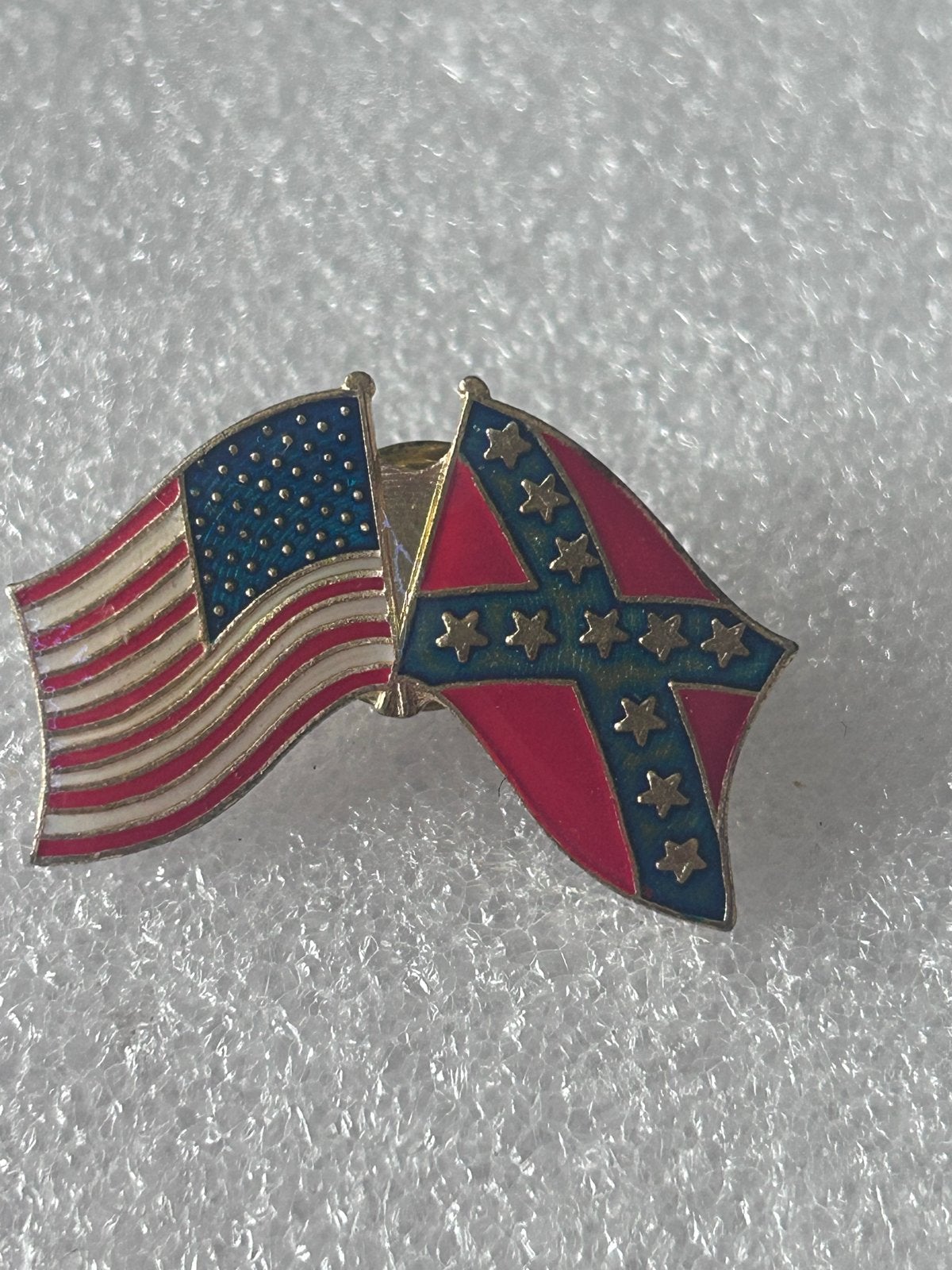 Amerikaanse en Confederatie Vlag pin, Verzamelen, Ophalen of Verzenden, Gebruikt, Overige onderwerpen, Speldje of Pin