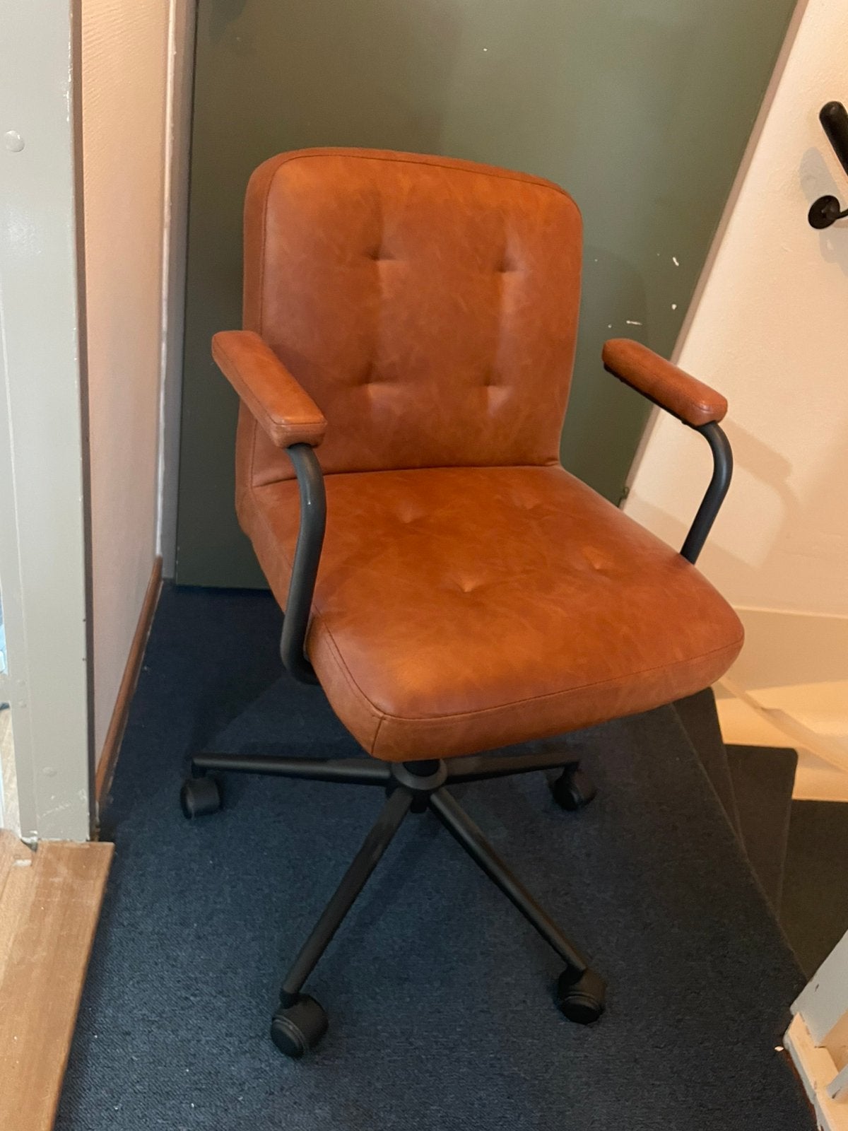 Bruine leren bureaustoel met wielen