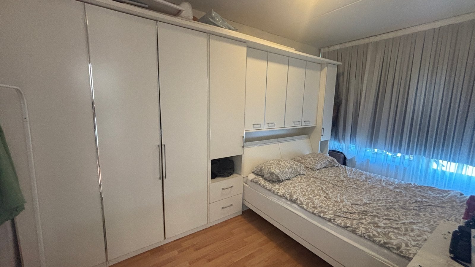 Bed met ombouw en kledingkast, Ophalen, Gebruikt, Wit, Tweepersoons