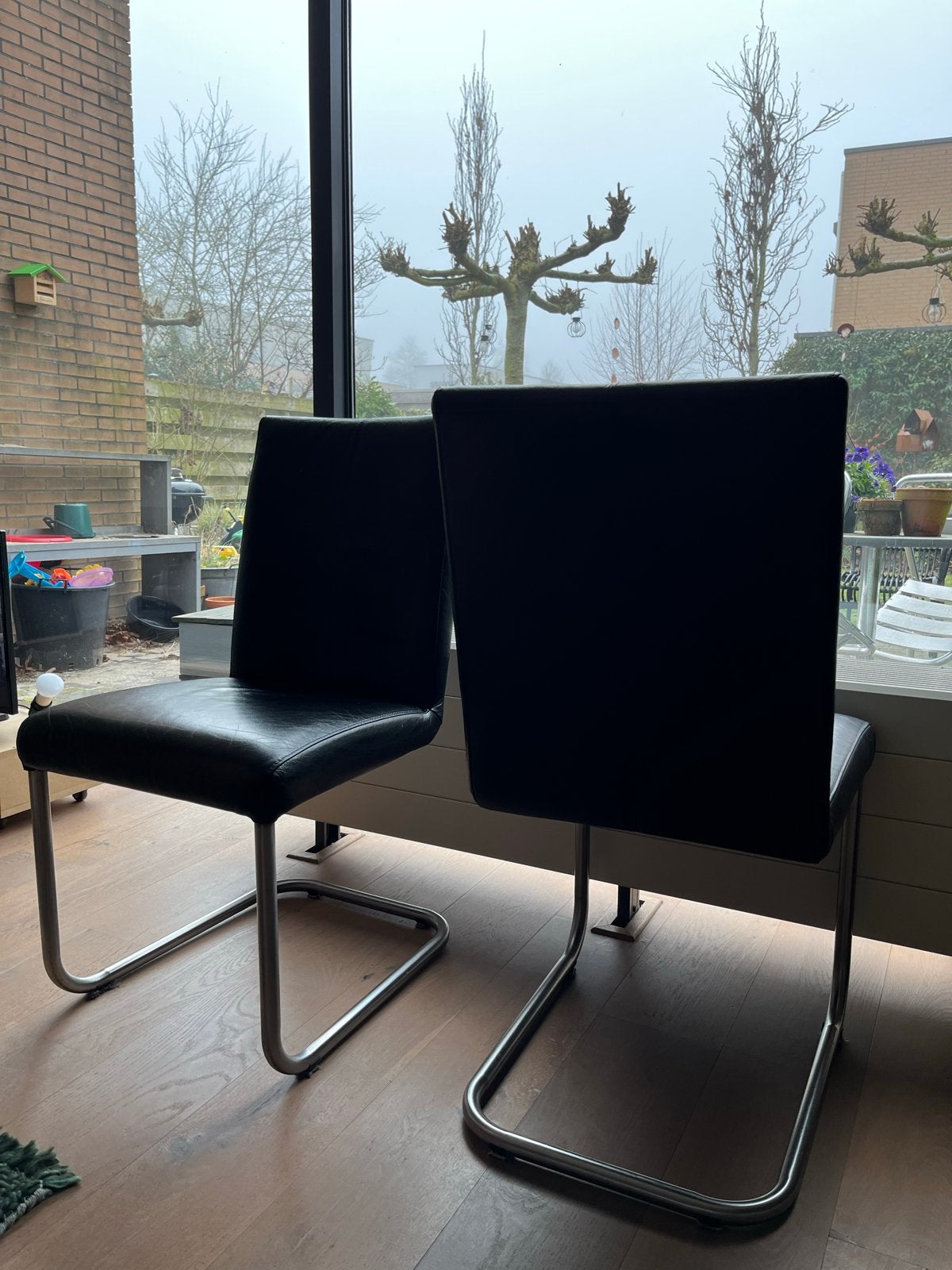 4 Zwarte leren eetkamerstoelen met sledepoot, Huis en Inrichting, Ophalen, Gebruikt, Zwart, Leer
