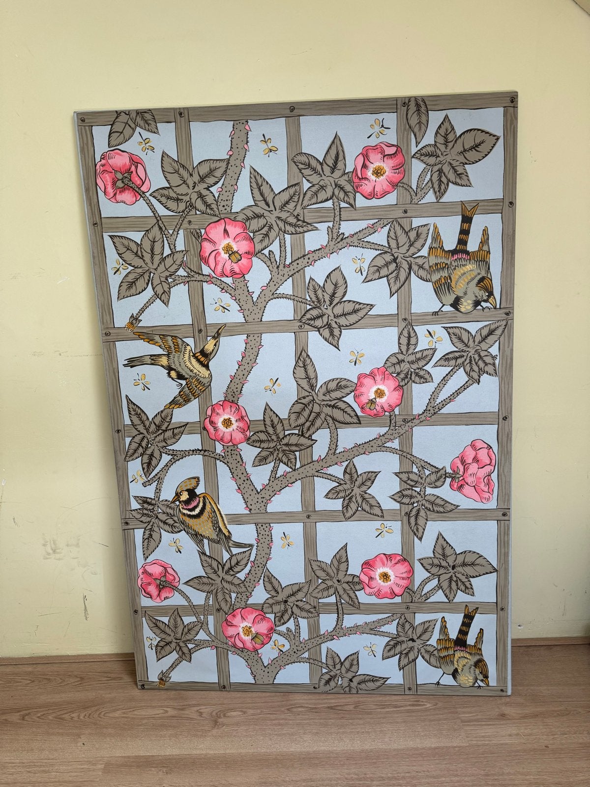 Groot schilderij: Vogels en rozen op latwerk (100x149cm), Ophalen