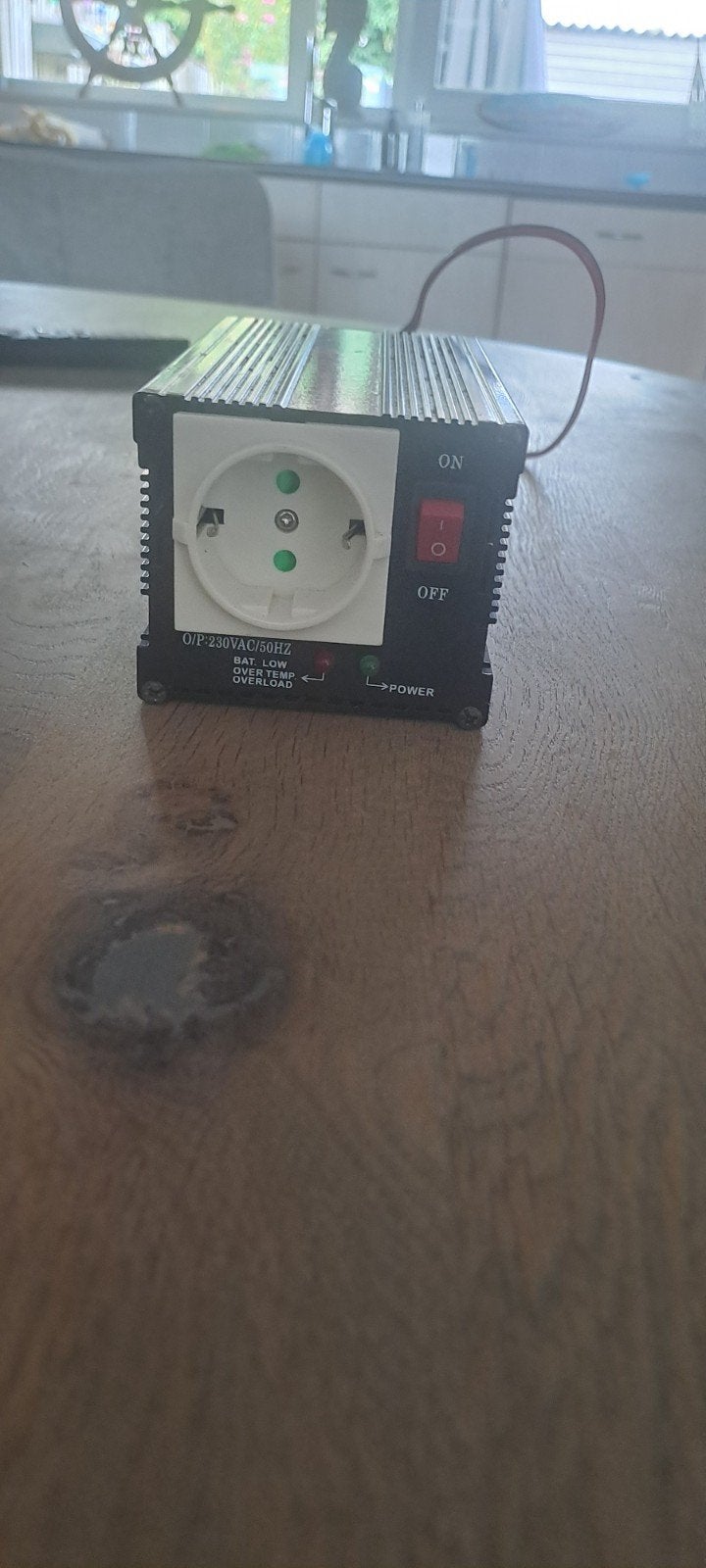Carpoint DC-AC Omvormer 12V naar 230V 300W, Ophalen