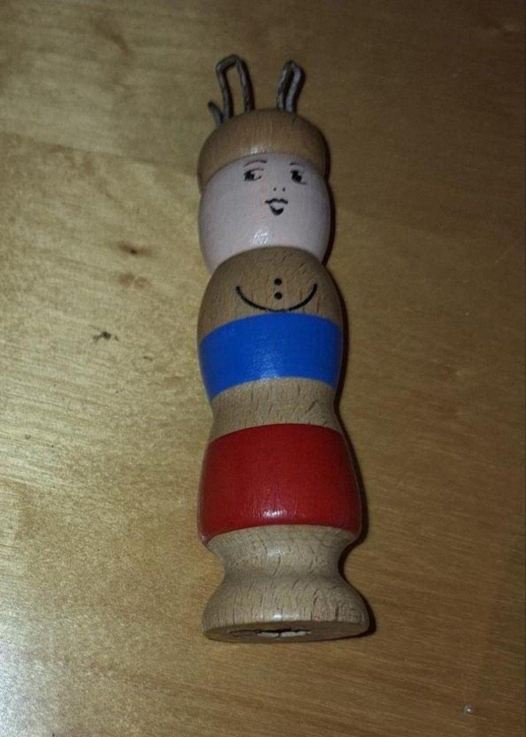 Houten poppetje met gezicht en gekleurde banden om te punnik, Hobby en Vrije tijd, Ophalen of Verzenden, Gebruikt